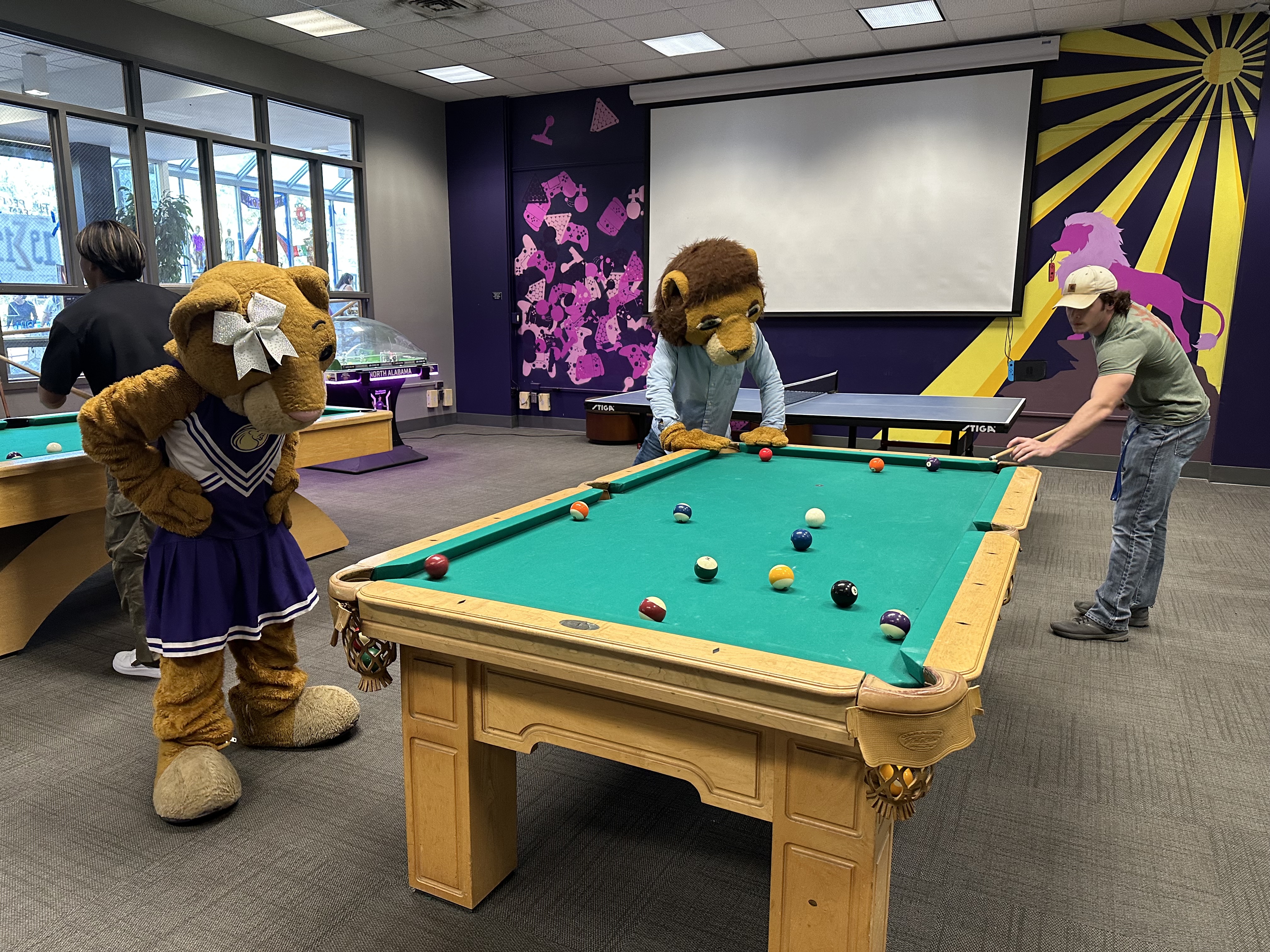 Leo and Una playing pool